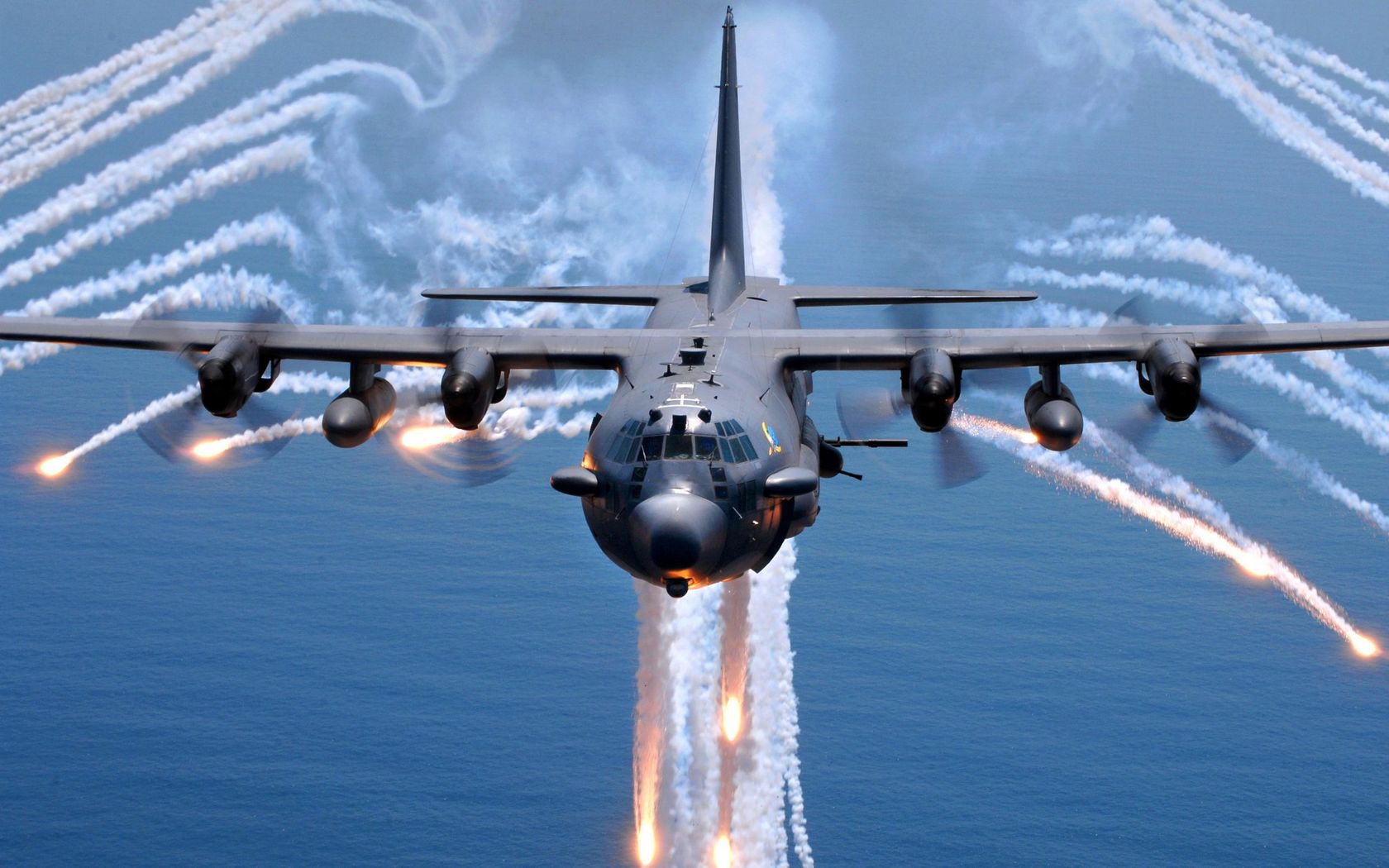 AC-130 Hercules 1680x1050. Tapeta, pozad na plochu PC. Obrzek ke staen zdarma