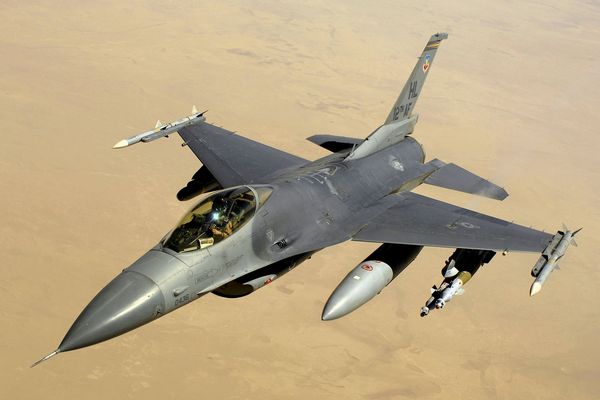 F-16 - tapeta na plochu tabletu nebo PC zdarma