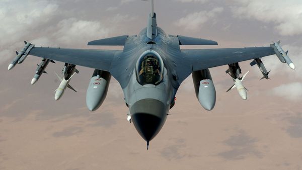 Tapeta na plochu PC s nzvem F-16 Fighting Falcon