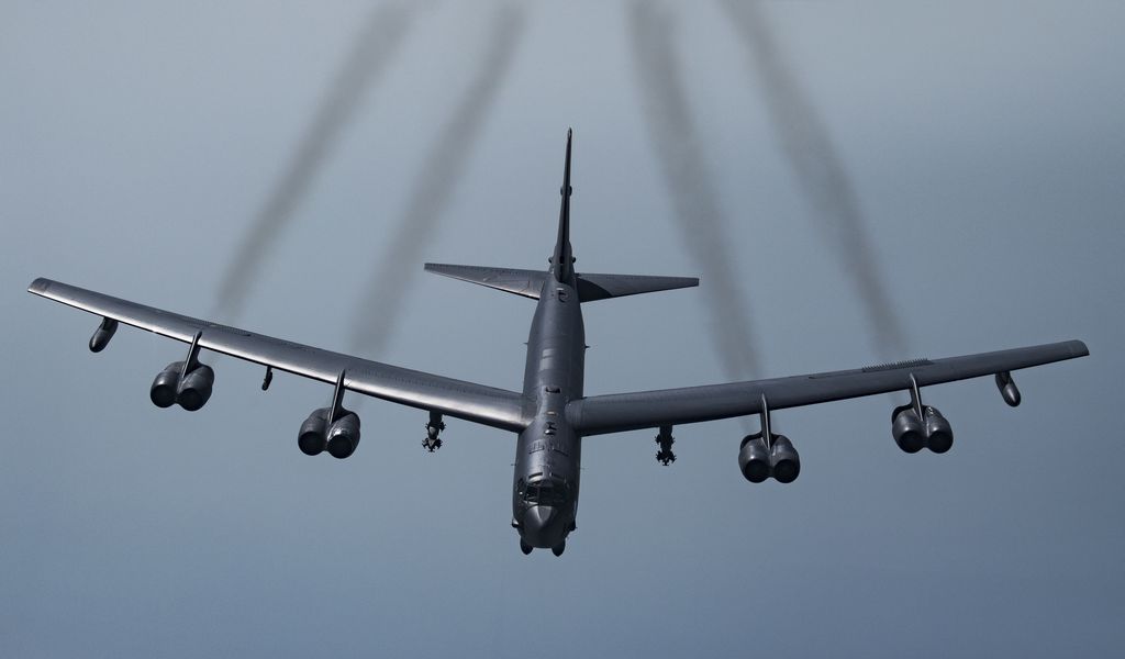 B-52H Stratofortress 1024x600. Pozad, Tapeta na plochu PC ke staen