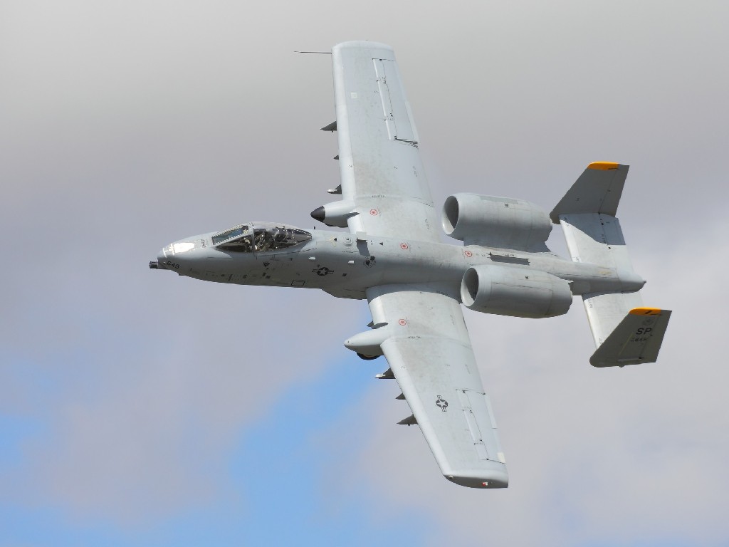 A-10 Thunderbolt 1024x768. Tapeta, pozadí na plochu PC. Obrázek ke stažení zdarma