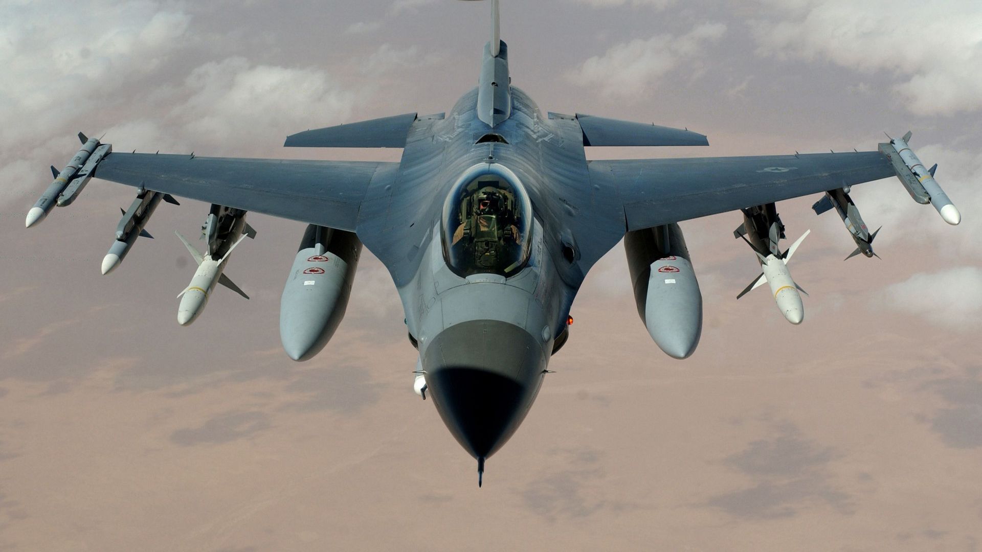 Tapeta na plochu F-16 Fighting Falcon v 1920x1080. Obrzek ke staen zdarma