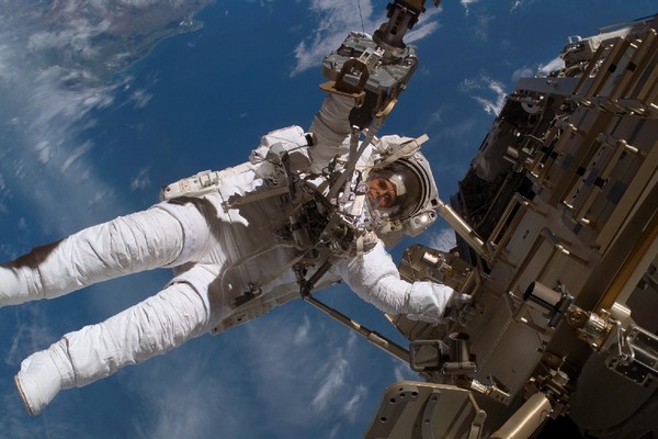 Astronaut - tapeta pro Windows 8, Android, iPhone, iPad, Linux, Blackberry