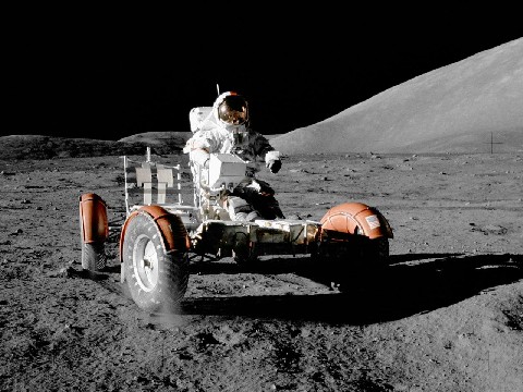 Astronaut na Měsíci - pozadí na plochu počítače, tabletu, chytrého telefonu
