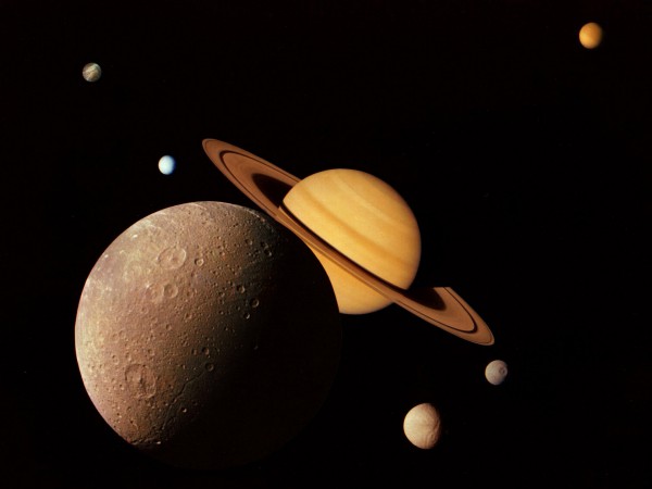 Tapeta na plochu PC s názvem Saturn s měsíci