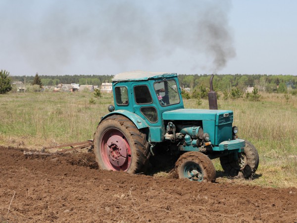 Obrázek na pozadí PC nazvaný Traktor